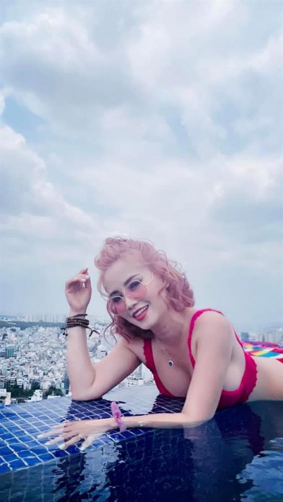 Ms. Xuyen Hoang Yen wears a bikini photoshopped virtual waist-1