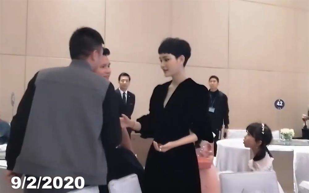 Lộ clip Hiền Hồ và đại gia Hồ Nhân cùng đi ăn cưới năm 2020-7