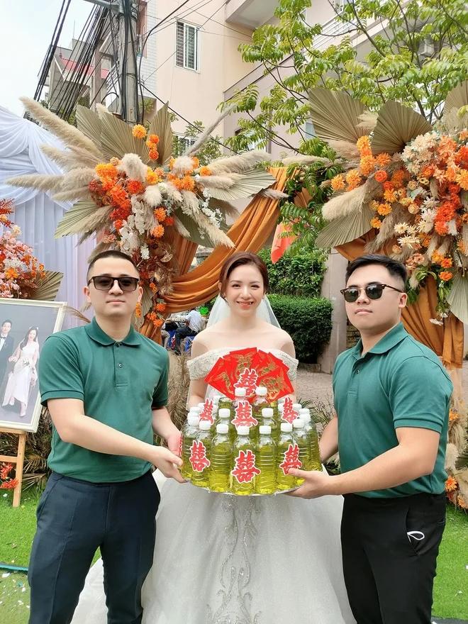Cô dâu Bắc Giang được bạn tặng 10 lít xăng trong ngày cưới-4