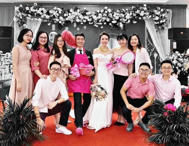 Cô dâu Bắc Giang được bạn tặng 10 lít xăng trong ngày cưới-7