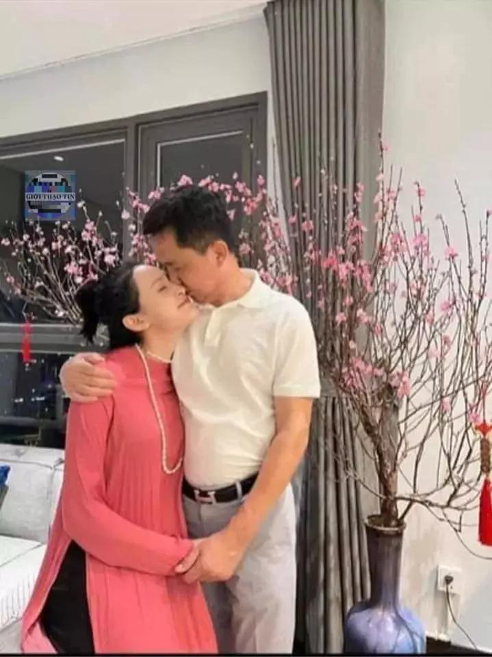 Lộ clip Hiền Hồ và đại gia Hồ Nhân cùng đi ăn cưới năm 2020-11