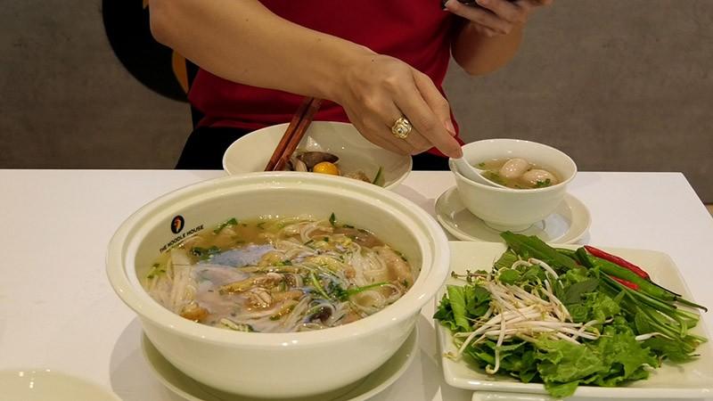 Controversy over a 300k bowl of pho in Da Nang: The restaurant speaks out-2