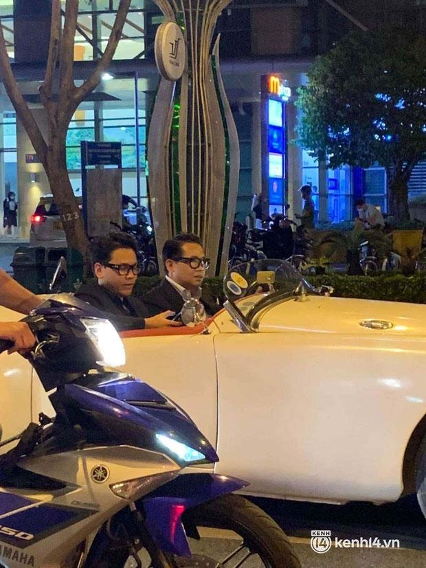 Caught Thai Cong driving a convertible carrying strange boys in the middle of the street-1