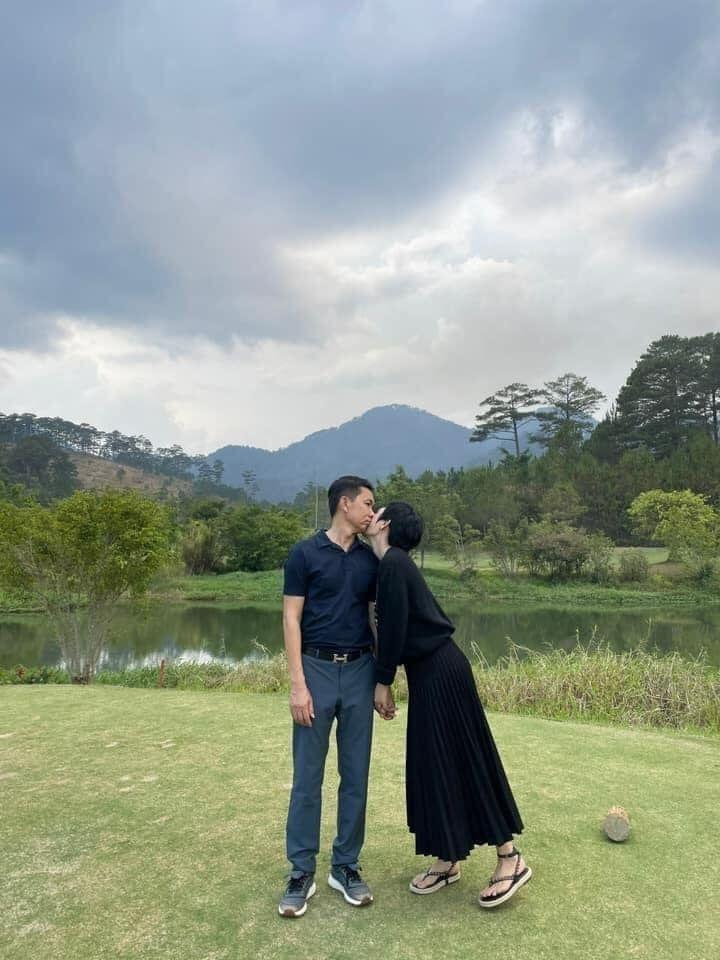 Dép Hiền Hồ hẹn hò anh họ U60 được bán đại hạ giá 100k-1