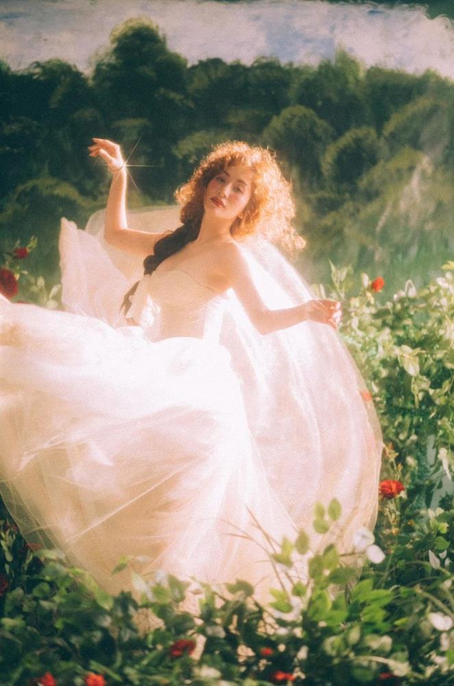 Khánh Thi mừng tuổi 40 bằng bộ ảnh thót tim vì ngồi hớ hênh-1