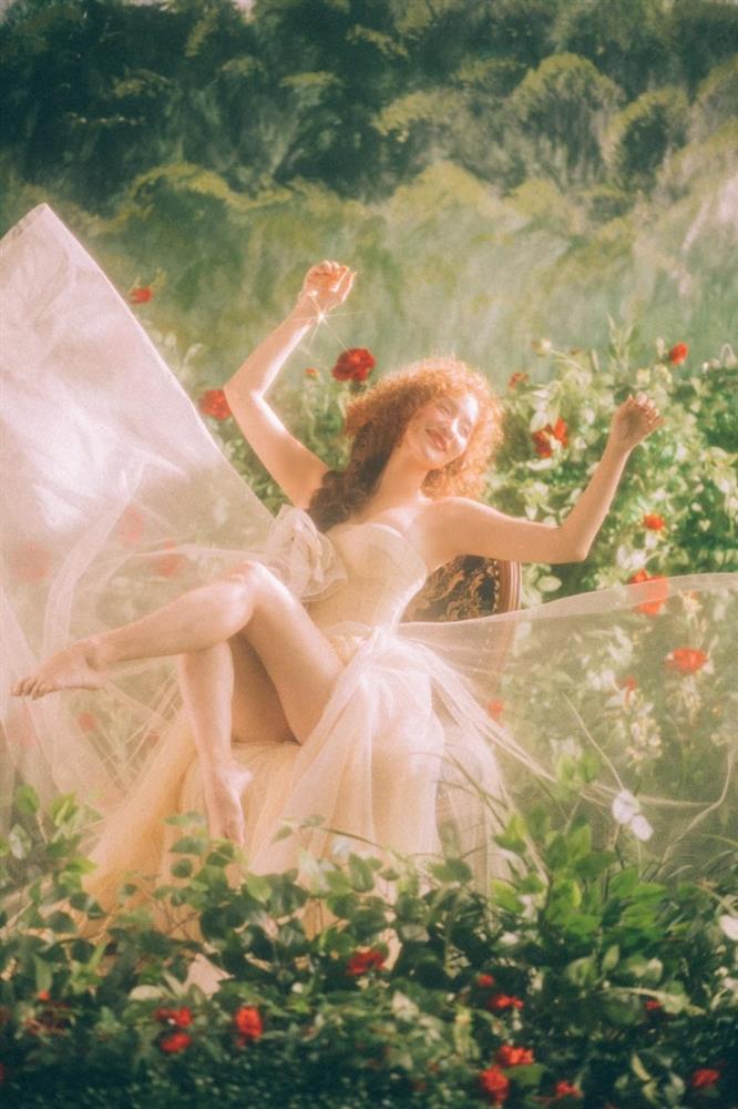 Khánh Thi mừng tuổi 40 bằng bộ ảnh thót tim vì ngồi hớ hênh-5