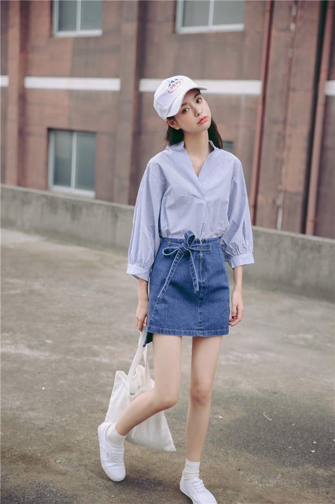 Muốn mix đồ đẹp với chân váy jeans thì hãy sắm ngay các kiểu áo này!-1