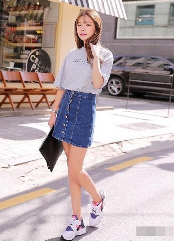Muốn mix đồ đẹp với chân váy jeans thì hãy sắm ngay các kiểu áo này!-3