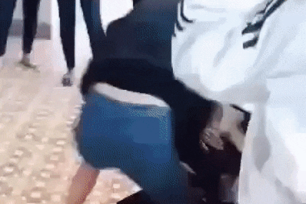 Clip: Nữ sinh lớp 6 bị bạn đánh đập dã man ngay trong trường-1