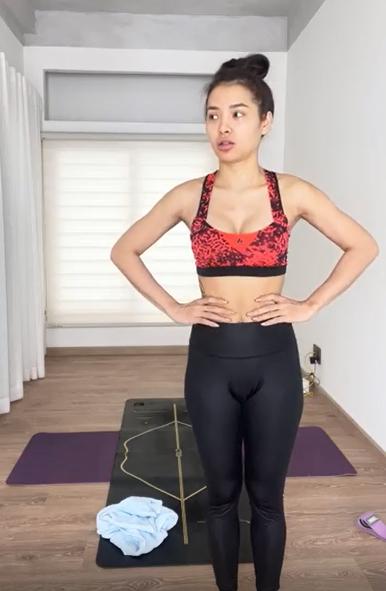 Phương Trinh Jolie livestream tập yoga quần bó chịt tam giác mật-1