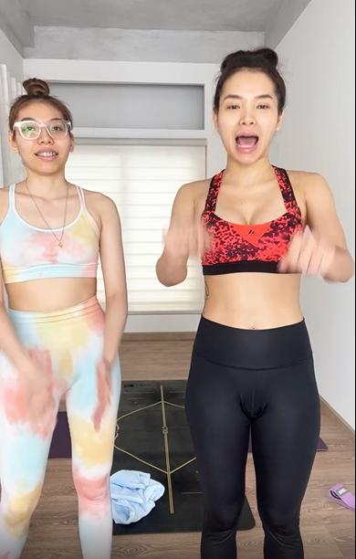 Phương Trinh Jolie livestream tập yoga quần bó chịt tam giác mật-3