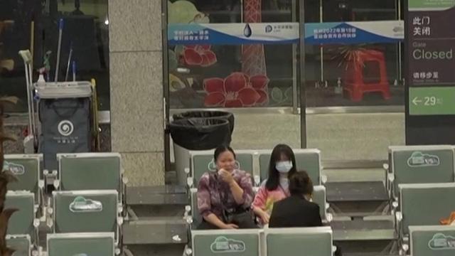 Rơi máy bay ở Trung Quốc: 2 người sống sót nhờ đổi vé, hủy chuyến-4