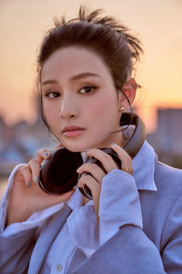 Netizen đòi phong sát Hiền Hồ sau chuỗi ảnh ôm hôn CEO đã có vợ-1