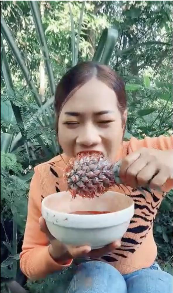 Cô gái Thái Lan gây sốc khi khẳng định phải ăn dứa cả vỏ-1