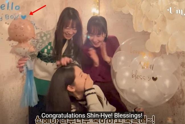 Park Shin Hye lần đầu tiên để lộ bụng bầu, gương mặt vỡ nét đôi chút-2