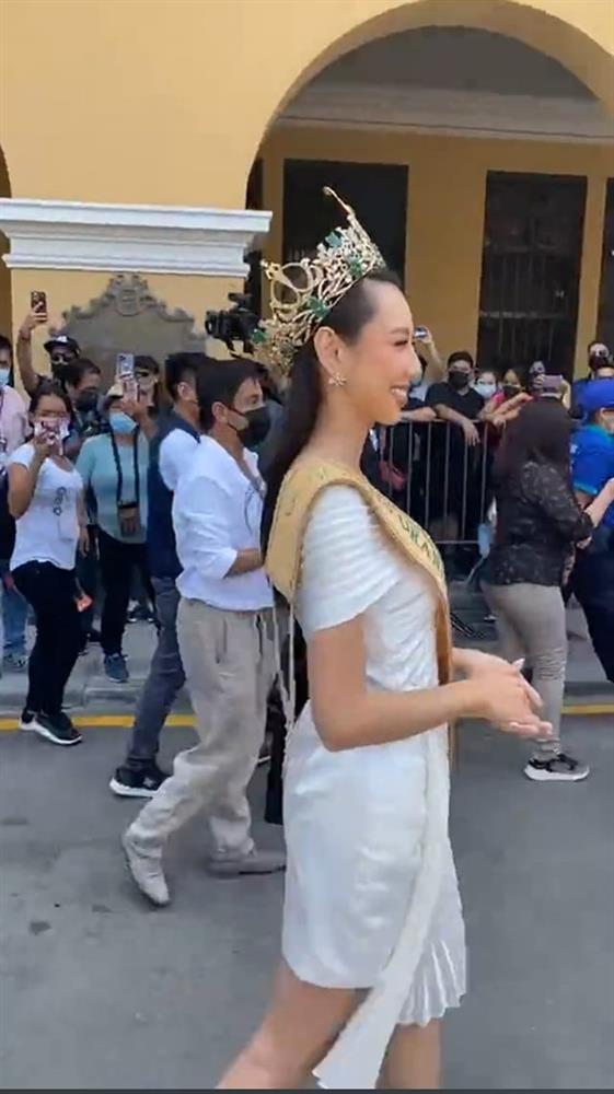 Hoa hậu Thùy Tiên bé xíu như trẻ con khi đứng cạnh Miss Grand Peru-6