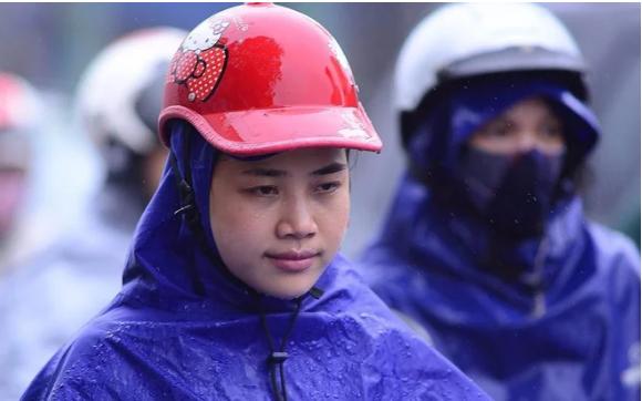 Hà Nội mưa lớn gió giật, thời tiết giảm 10 độ C-1