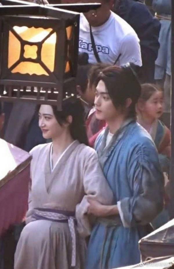 Cảnh Điềm lộ bụng bầu lùm lùm, tay trong tay nam thần đình đám?-1