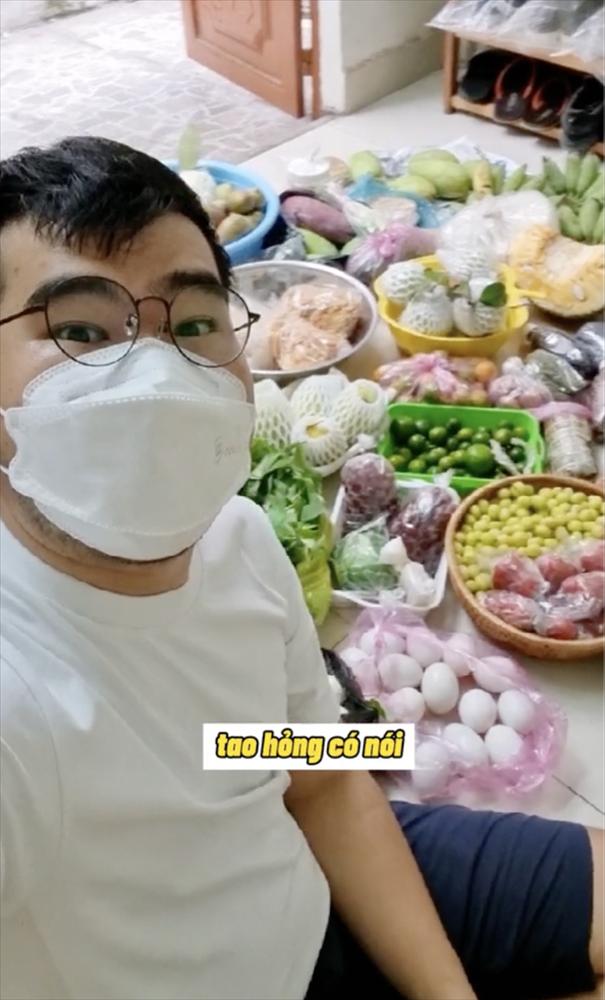 Mẹ bảo có ít xíu thôi, con trai kéo bao tải đồ ăn mà tí thì ngã-2