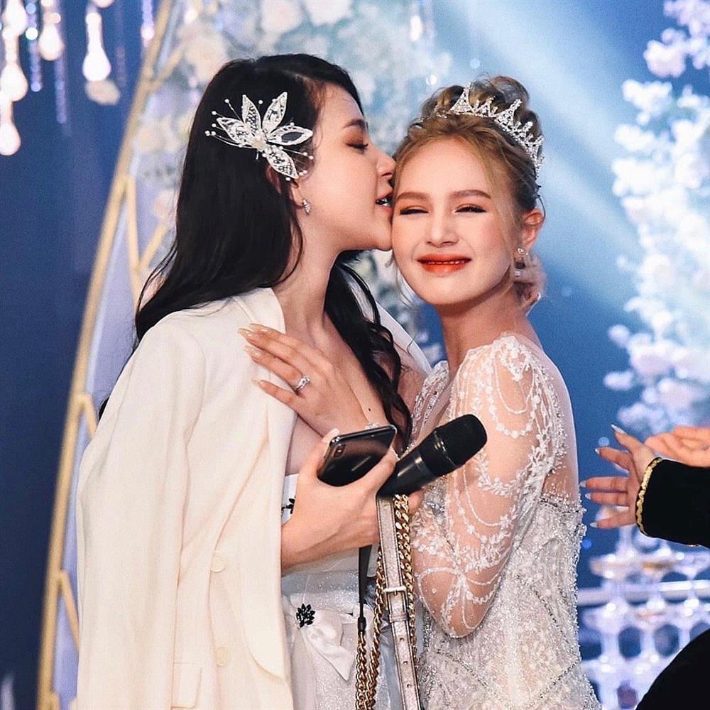 Vợ thiếu gia đình đám tặng bạn thân cả cây vàng khi sinh con-4