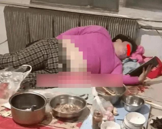 Cạn lời cô vợ nặng 125kg chỉ nằm đợi chồng cơm bưng nước rót-1