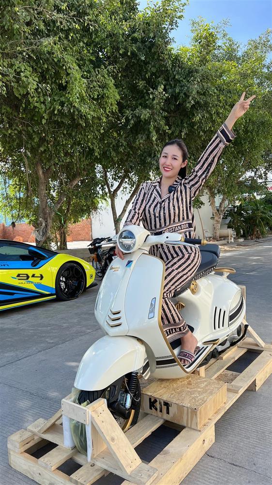 Danh tính nữ đại gia Bạc Liêu chi 1,5 tỷ tậu Vespa Dior-1