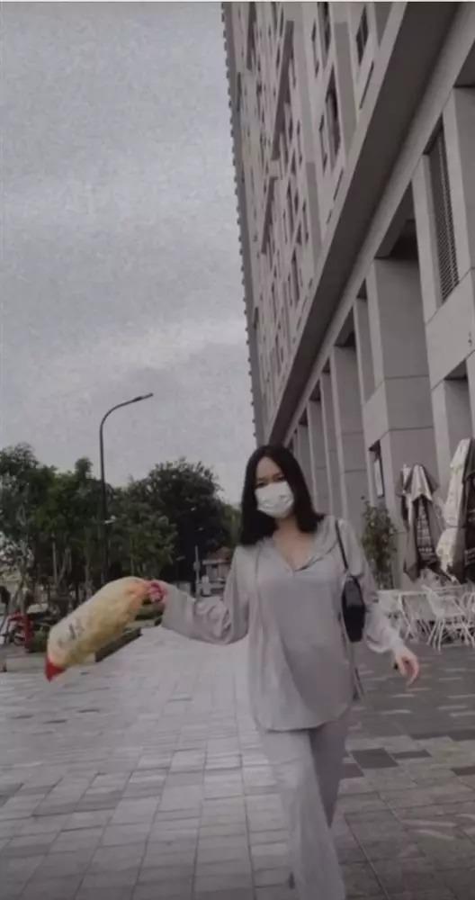 Diệu Nhi lại lộ bụng to như gái mới đẻ-9