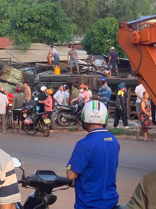 A truck carrying cashews slid downhill into a restaurant, at least 2 people died, 6 people were injured-1