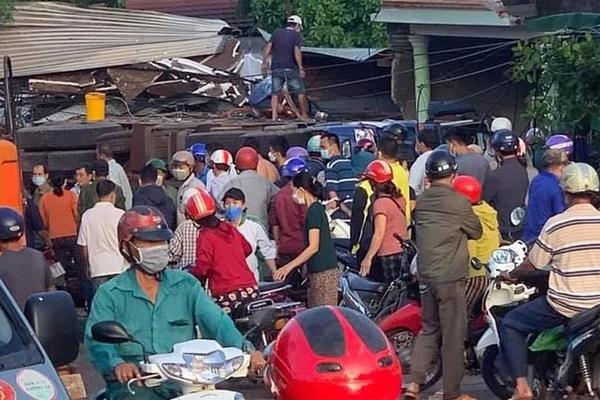 Xe tải chở điều tuột dốc lao vào quán ăn, ít nhất 2 người chết, 6 người bị thương-3