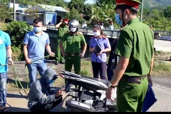 Thanh niên cướp tiệm vàng, về đưa mẹ 500.000 đồng rồi cho người yêu 2 triệu-2