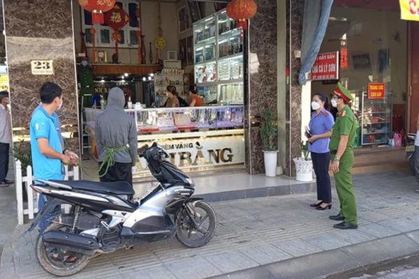 Thanh niên dùng súng nhựa để cướp tiệm vàng bị bà chủ... đạp ngã-3