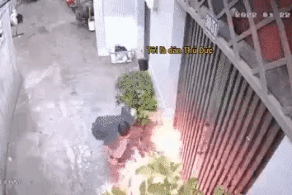 Clip: Ông chú ngang nhiên tưới xăng, đốt nhà dân giữa ban ngày