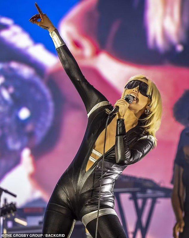 Máy bay chở Miley Cyrus bị sét đánh-1