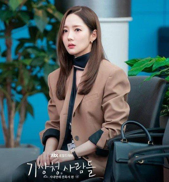 Vẫn là công thức sơ mi kết hợp với quần tây cạp cao quen thuộc nhưng diễn viên họ Park luôn đổi mới bằng cách chọn áo có chi tiết thắt nơ hay họa tiết kẻ sọc. Tạo hình trong phim này được nhận xét có phần đằm thắm hơn lúc cô đóng vai thư ký Kim.