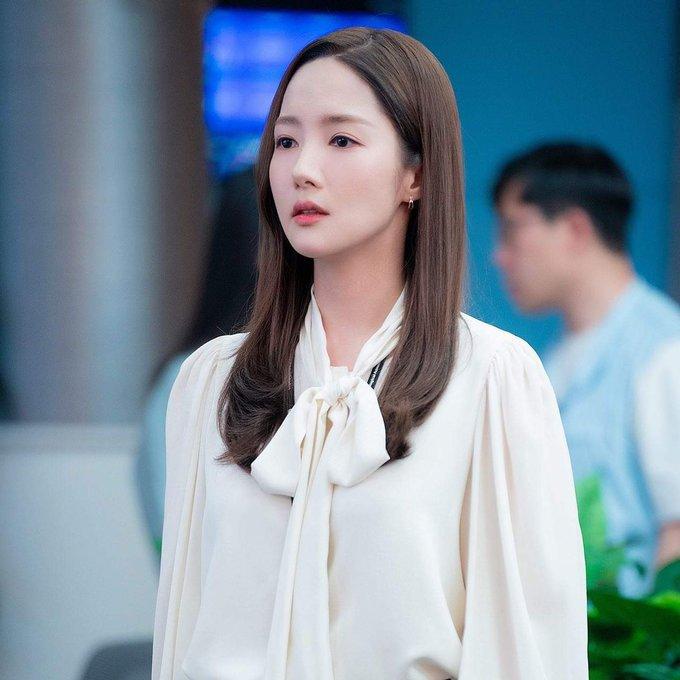 Để phù hợp với địa vị trưởng phòng, ngoài những chiếc blazer đơn giản, Park Min Young còn có những bộ váy thanh lịch để thay đổi phong cách. Chẳng hạn chiếc áo hai hàng cúc kết hợp với váy ngắn đồng điệu mang lại vẻ sang trọng chốn công sở cho cô.