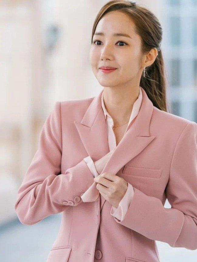 Đối với Thư ký Kim sao thế, Park Min Young tạo nên sức ảnh hưởng lớn khi để mẫu váy bút chì cùng áo vải rũ trở thành yếu tố "đinh" trong phong cách. Kết hợp với kiểu tóc buộc đuôi ngựa cao, cô trông trẻ trung nhưng không kém phần nghiêm túc khi ở công ty. So với hai bộ phim trên, Min Young khi vào vai thư ký có tủ đồ không đa dạng bằng và màu sắc cũng chỉ thiên về tông pastel. Tuy nhiên, hình tượng cô thư ký trẻ trung thành với váy bút chì vẫn ghi dấu ấn đậm với fan đến thời điểm hiện tại.