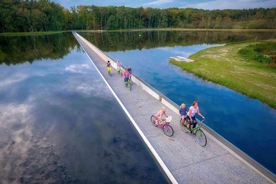 Đạp xe 'chill' với view mây nước trên cung đường đẹp nhất tại Bỉ