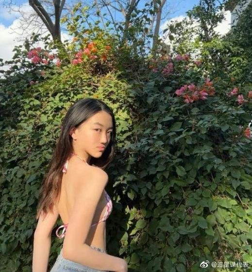 Con gái Vương Phi mặc bikini bé xíu, khoe body bốc lửa tuổi 15-6