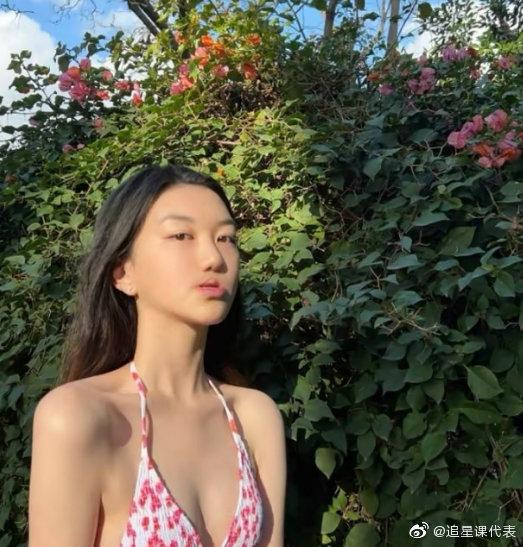 Con gái Vương Phi mặc bikini bé xíu, khoe body bốc lửa tuổi 15-5