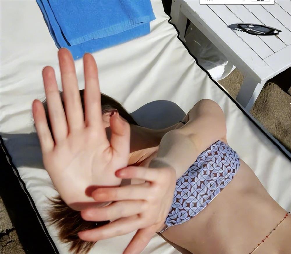 Con gái Vương Phi mặc bikini bé xíu, khoe body bốc lửa tuổi 15-4