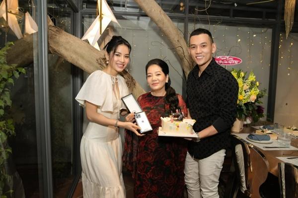 Dịp sinh nhật tuổi 54 của mẹ chồng - bà Mai Ly - vào cuối năm 2021, Phương Trinh Jolie tổ chức tiệc và chuẩn bị nhiều món quà. Cô và ông xã Lý Bình muốn mẹ tận hưởng niềm vui bên con cái.