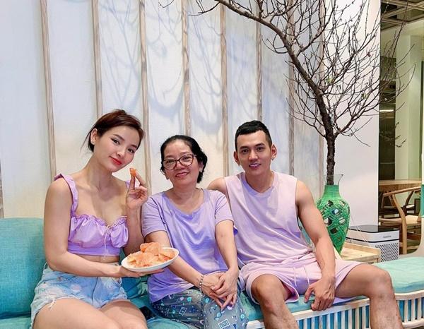 Khi hoàn thiện tổ ấm mới, Phương Trinh đưa mẹ chồng về sống chung. "Tôi không áp lực chuyện phải sống chung dưới một mái nhà với mẹ chồng. Với tôi sự hiếu thảo, tôn trọng đấng sinh thành là tiền đề cho tất cả. Tôi sẽ đáp lại bà bằng tình yêu thương giống như dành cho mẹ ruột", cô nói.