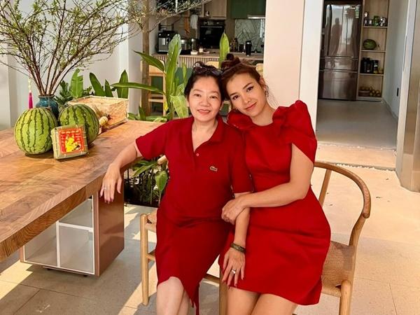 Thường ngày, nếu con dâu bận rộn công việc, bà Mai Ly không ngần ngại hỗ trợ bếp núc. Hay những lúc Phương Trinh Jolie livestream bán hàng, bà cùng ngồi trò chuyện, tương tác với con.