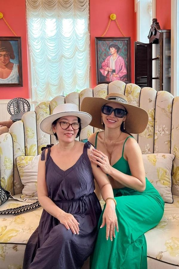 Phương Trinh Jolie luôn đưa mẹ theo cùng trong các chuyến du lịch trong và ngoài nước.