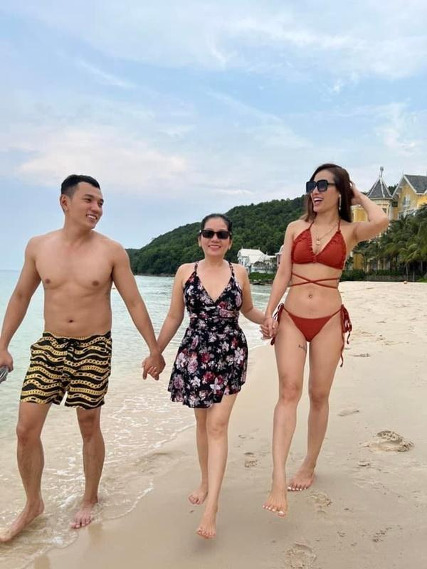 Chưa kể, vợ chồng cô còn lập fanpage, mở kênh YouTube cho bà giao lưu mọi người, tìm niềm vui trong cuộc sống. Do đó, bà Mai Ly dần cởi mở, thoải mái xuất hiện cùng hai con trước công chúng.