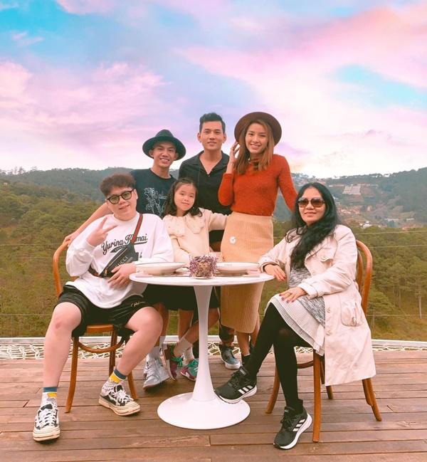 Bà Mai Ly cùng con cháu trong một chuyến du lịch Đà Lạt.