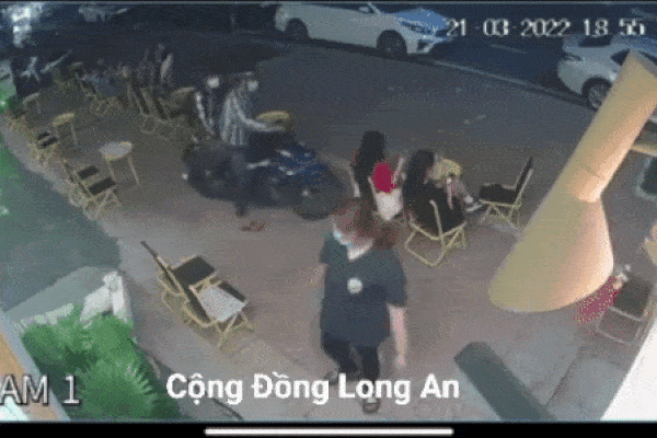 Ngồi quán nước lướt điện thoại, cô gái bị giật mất không kịp phản ứng-1