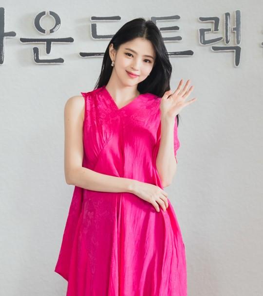 Han So Hee xuất hiện tươi tắn sau lùm xùm nợ tiền của mẹ-2