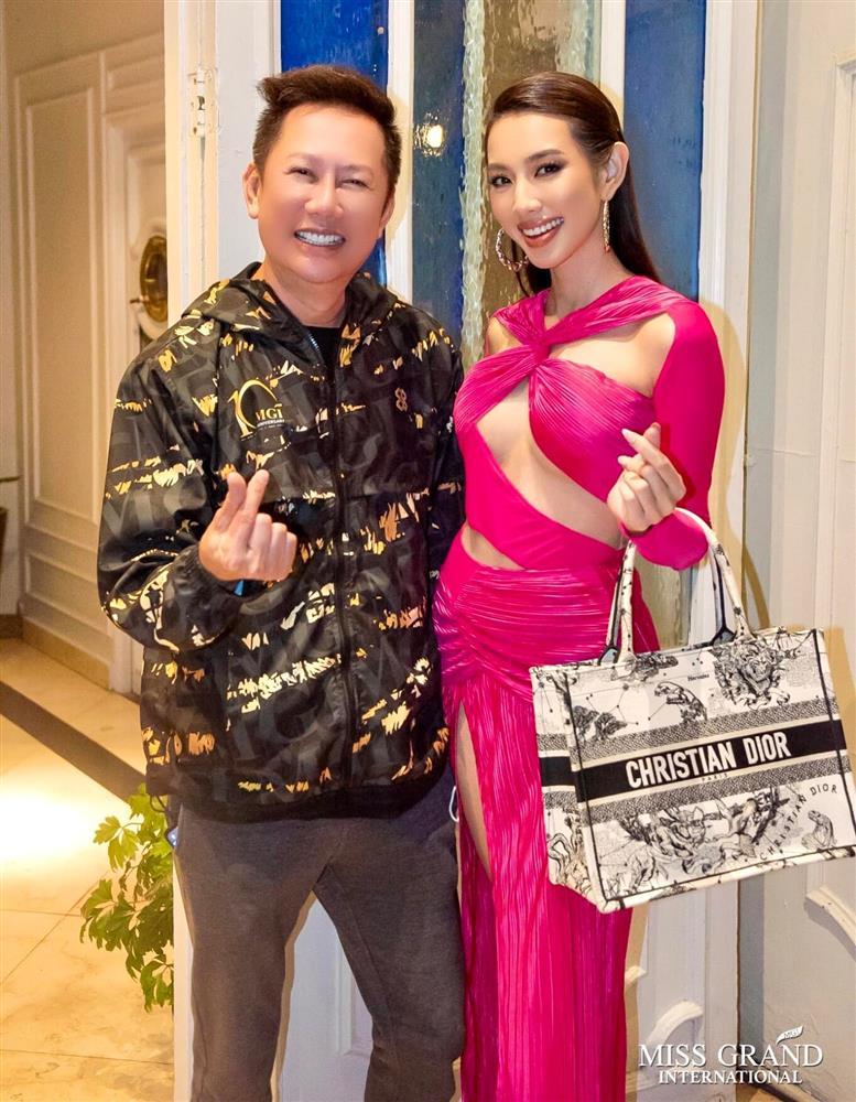 Hoa hậu Thùy Tiên bị cà khịa mặc áo tiểu tam mà còn hở bạo hơn-4