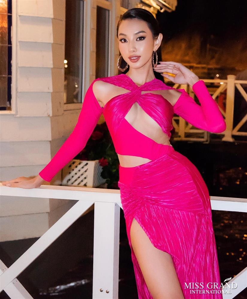 Hoa hậu Thùy Tiên bị cà khịa mặc áo tiểu tam mà còn hở bạo hơn-5